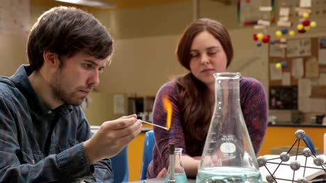 A-pair-of-university-students-do-a-chemistry-experiment-in-class