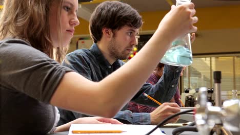 Un-grupo-de-colegio-los-estudiantes-trabajan-juntos-para-terminar-una-tarea