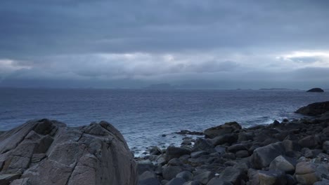 Seelandschaft-der-Lofoten-Inseln,-Norwegen