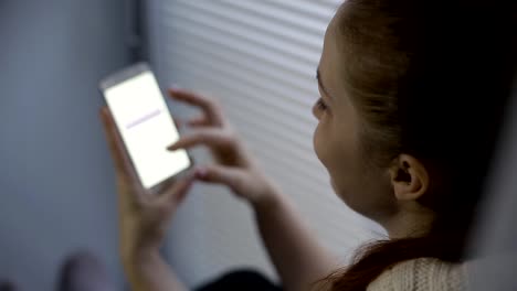 compras-en-línea,-una-mujer-joven,-viendo-los-productos-en-la-tienda-online-en-la-pantalla-del-smartphone