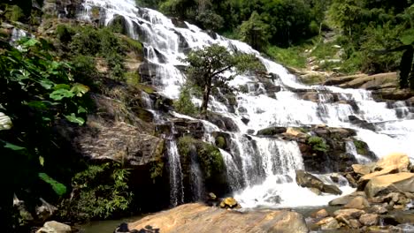 Impresionante-cascada-grande-de-bosque-profundo-en-cascada-de-Mae-Ya,-Parque-Nacional-de-Doi-Inthanon-Chiang-Mai,-Tailandia.-Super-cámara-lenta-120-fps