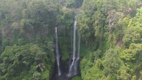 Hermosa-cascada-tropical-Bali,-Indonesia