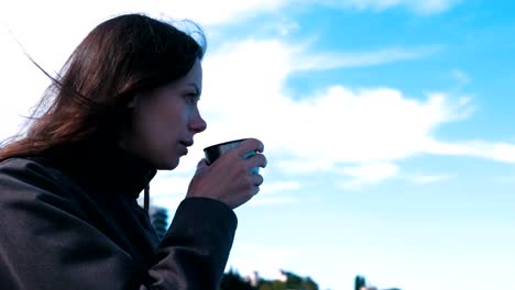 Mujer-tomando-un-té.-Joven-morena-en-un-viaje.