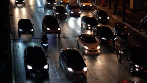 Verkehr-während-der-Hauptverkehrszeit,-Fahrzeuge-fahren-auf-mehrere-spurige-Straße-in-dunklen-Zeit