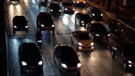 Tráfico-durante-hora-de-acometidas-en-autopista-ocupado-por-la-noche,-primer-plano