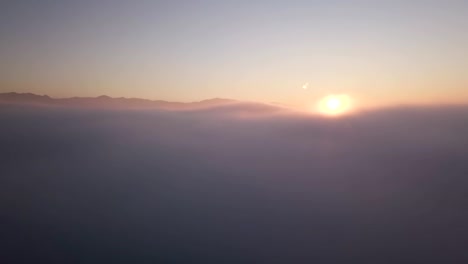 Fliegen-Sie-durch-Cloud-Sunrise