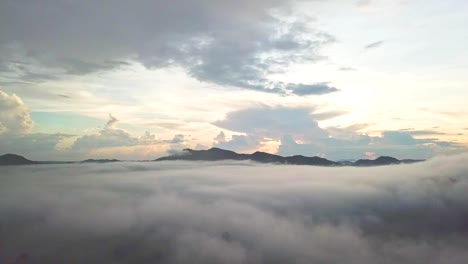 Antena-ver-niebla-hermosa-mañana-en-gama-de-la-montaña