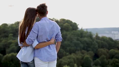 Joven-pareja-a-la-vista-de-la-hermosa-naturaleza