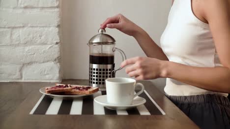 Desayuno.-Mujer-bebiendo-café-en-la-mañana