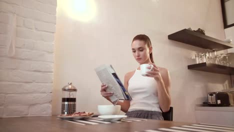 Frau-mit-Zeitung,-Kaffee-beim-Frühstück-in-der-Küche