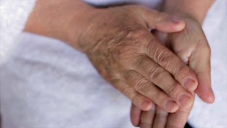 Wrinkled-female-hands,-close-up