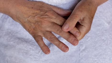 Wrinkled-female-hands,-close-up