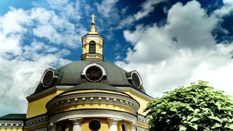 Alte-Kirche-mit-Himmel-im-Hintergrund.-Religion,-die-historischen-Gebäude-Zeitraffer