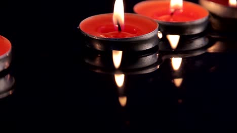 Decorative-candles-floating-in-the-water