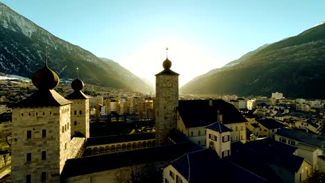 Luftaufnahme-des-romantischen-Kirchengebäude-Sonnenuntergang-Dorf-Stadt