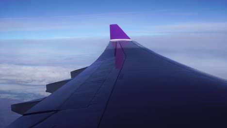 Flugzeug-Fenster-mit-Blick-auf-die-Wolken-vom-Beifahrersitz