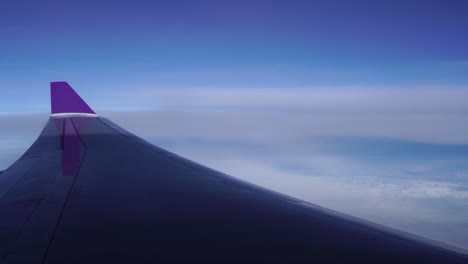 Flugzeug-Fenster-mit-Blick-auf-die-Wolken-vom-Beifahrersitz