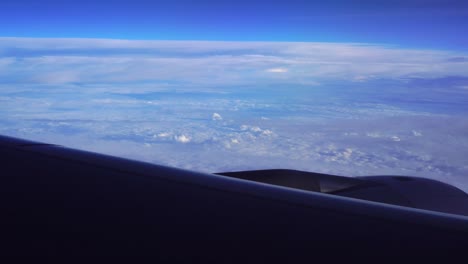 Flugzeug-Fenster-mit-Blick-auf-die-Wolken-vom-Beifahrersitz