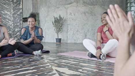 Frauen-in-der-Sportgruppe-Therapie-Klasse-klatschte