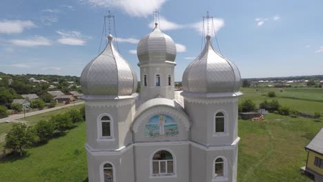 Kirche-im-Dorf-Hrushivka-schießenden-Drohne