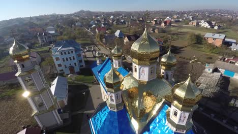 schöne-Landschaft-Kirche-auf-dem-Lande.-Drohne-video