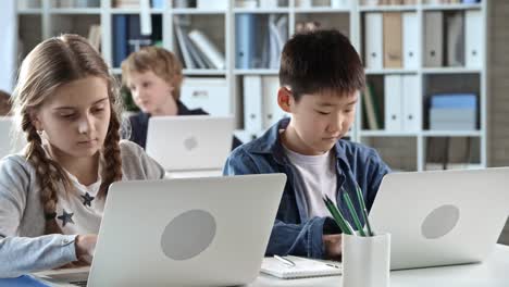 Grundschüler-mit-Laptops