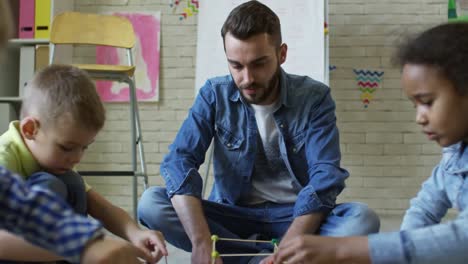 Kleine-Kinder-machen-Würfel-im-Kindergarten