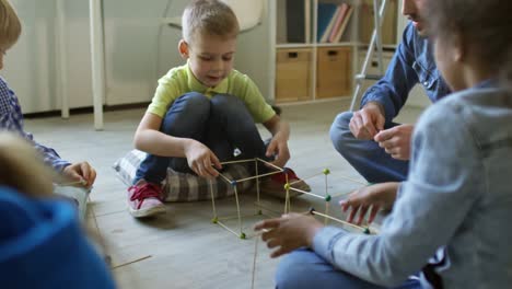 Gruppe-von-Kinder-Gebäude-Würfel-mit-Lehrer