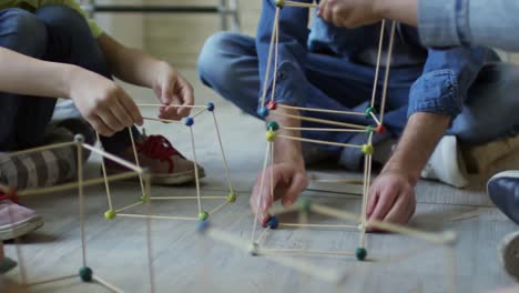 Kinder-im-Vorschulalter-Bau-Würfel-mit-Craft-Sticks