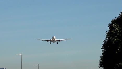 Flugzeug-bei-der-Landung-Ansatz