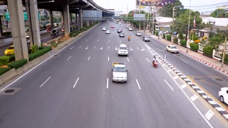 View-of-Vibhavadi-Rangsit-Road-and-the-traffic-in-Bangkok-many-cars-are-on-the-roads-and-buildings-are-along-the-road.