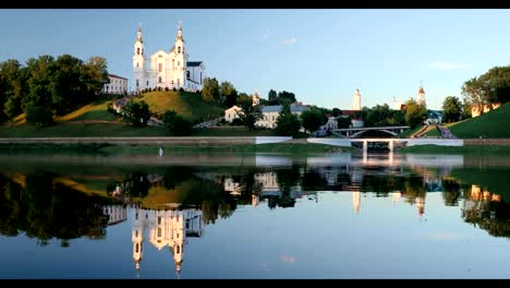 Vitebsk,-Bielorrusia.-Iglesia-de-la-Catedral-de-Asunción,-Ayuntamiento,-Iglesia-de-la-resurrección-de-Cristo-y-río-Dvina-en-verano-de-noche-de-tiempo