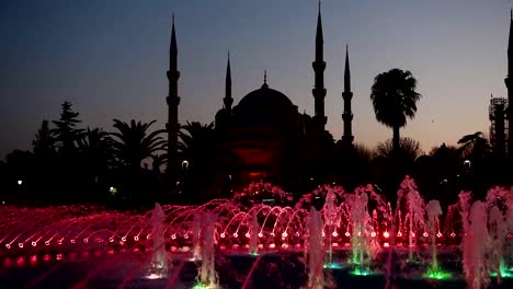 Beleuchtete-Sultan-Ahmed-Moschee-Blaue-Moschee-vor-Sonnenaufgang,-Blick-auf-den-Abend-Brunnen.-Istanbul,-Türkei