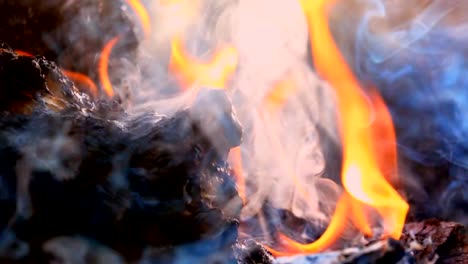 Slow-Motion-Feuer-brennenden-Müllsack-auf-dunklen-Backgorund-Sonnenaufgang.