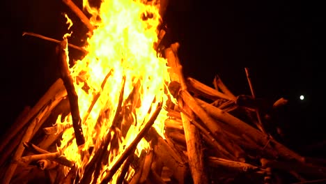 große-und-hohe-Feuer-in-der-Nacht