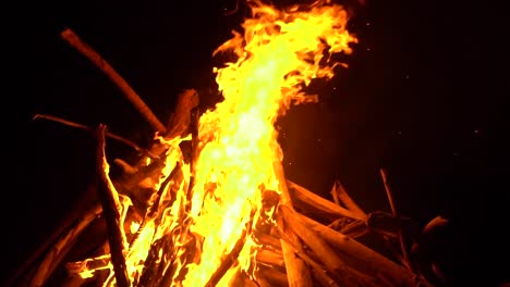 große-und-hohe-Feuer-in-der-Nacht