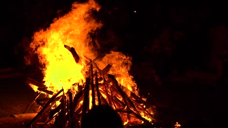 große-und-hohe-Feuer-in-der-Nacht