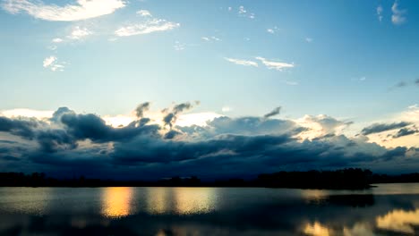 Timelapse-colorful-dramatic-sky-with-cloud-at-sunset