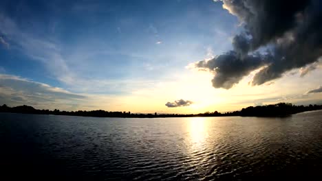 Timelapse-colorful-dramatic-sky-with-cloud-at-sunset