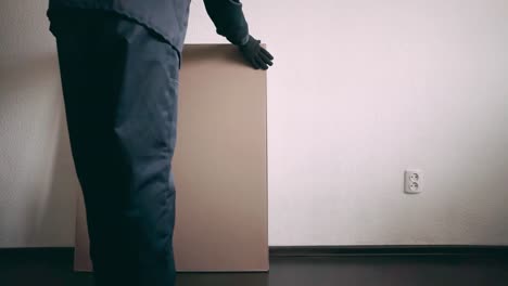 el-coleccionista-de-muebles-pone-una-caja-de-muebles-cerca-de-la-pared