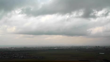 Schwere-Wolken-über-eine-Stadtlandschaft