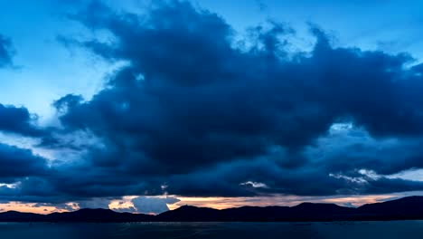 Die-Wolken-in-den-Himmel-schnell-Abendzeit-über-Meer,-erschossen-Zeitraffer-4-K