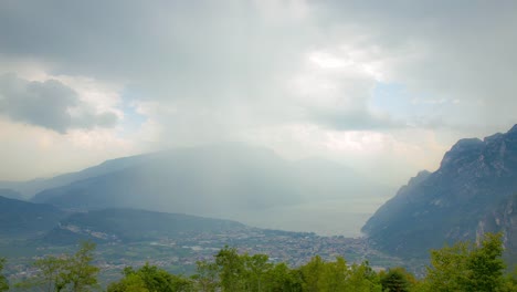 Las-nubes-de-tormenta-y-lluvia-sobre-el-lago-y-las-montañas