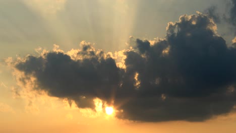 Cielo-naranja-brillante-con-el-sol-y-los-rayos