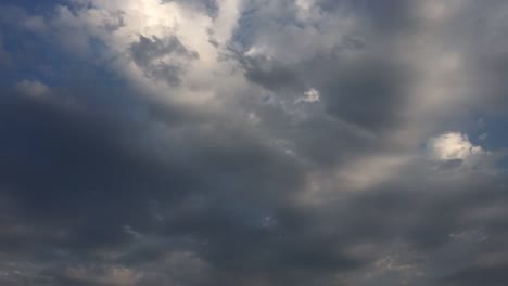 Weiße-Wolken-Sonnenuntergang-verschwinden-in-der-heißen-Sonne-am-blauen-Himmel.-Loop-Funktionen-Zeit-verfallen-Bewegung-Nacht-Wolken-durch-einen-wunderschönen-blauen-Himmel-gesichert.-Time-Lapse-Bewegung-Wolken-blauer-Himmel-Hintergrund-und-Sonnenunterg