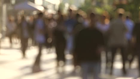 Summer-day-on-city-street--in-the-rays-of-the-setting-sun