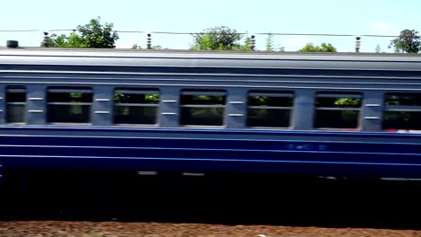 El-tren-llega-a-la-estación-de-tren.