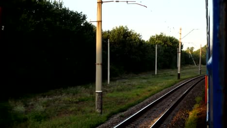 Die-Bewegung-des-Zuges-bei-einem-Sonnenuntergang.