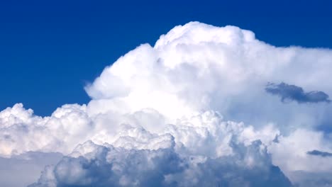 Weiche-glatte-himmlischen-Wolken-am-klaren-Himmel-in-sonnigen-Tag