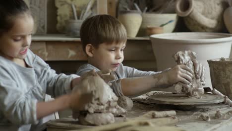 Niños-lindos-escultura-en-cerámica-clase